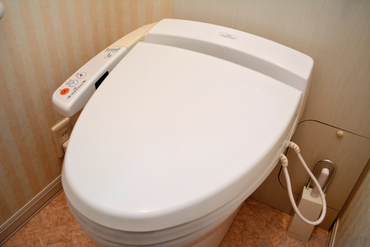 自分で修理】トイレの便ふたがバタンと閉じるのを治す方法 | 田舎で趣味レーション