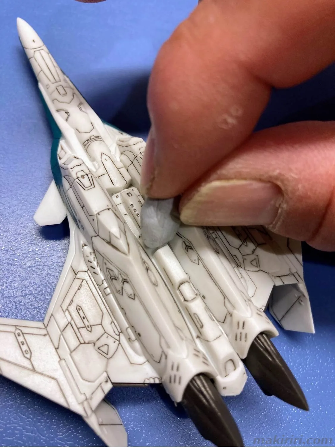 ブル・タック プラモ固定