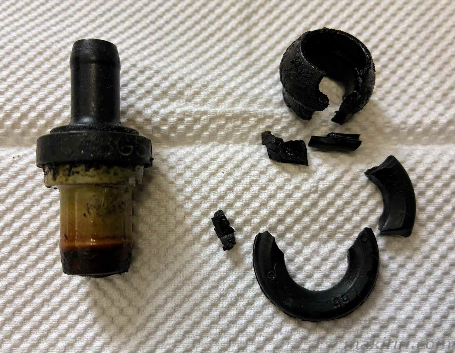 劣化したPCVバルブとガスケット